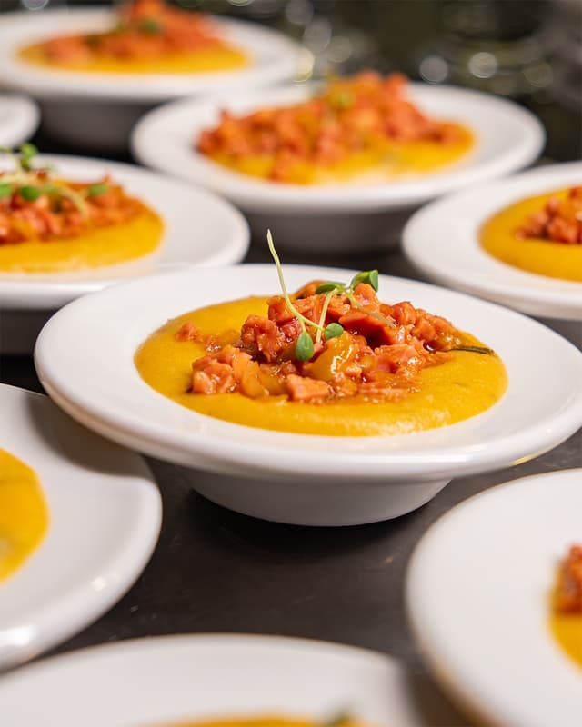 Polenta Cremosa de Queijo com Ragú de Linguiça