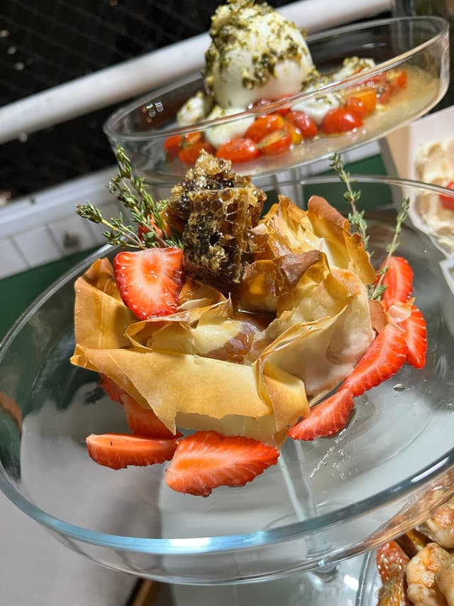 Queijo Brie Folheado com Geleia de Morango Artesanal